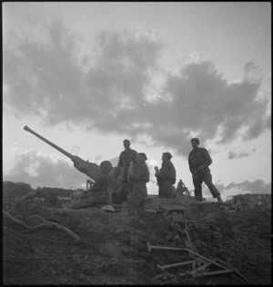 NZ anti aircraft gun crew watches for enemy aircraft on the Sangro River Front in Italy, World War II - Photograph taken by George Kaye