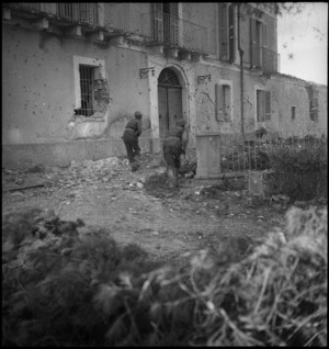 NZ soldiers closing in on the German HQ at Castelfrentano, Italy, World War II - Photograph taken by George Kaye