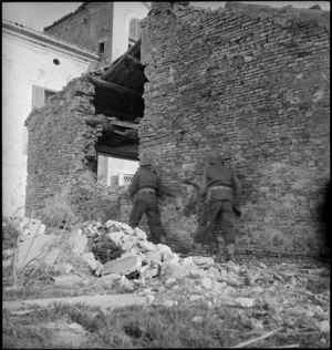 NZ Infantry closing in on German HQ at Castelfrentano, Italy, World War II - Photograph taken by George Kaye