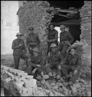 Group of NZ frontline soldiers engaging enemy forces north of the Sangro River, Italy, World War II - Photograph taken by George Kaye