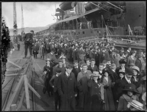 Crowd on a Lyttelton wharf alongside the British Battlecruiser HMS New Zealand