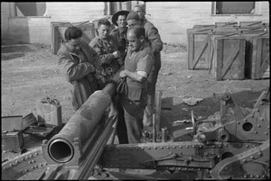 Gunners of New Zealand Artillery on maintenance in the Volturno Valley area, Italy, World War II - Photograph taken by George Kaye