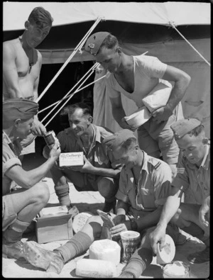 Men of NZ Division opening first mails since cessation of North African hostilities, Maadi - Photograph taken by G Bull