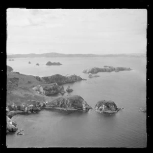 View north along the coastline to Mercury Bay entrance with Mahurangi Island opposite Hahei mid-view, Whitianga, Thames-Coromandel District