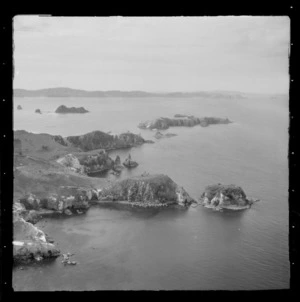 View north along the coastline to Mercury Bay entrance with Mahurangi Island opposite Hahei mid-view, Whitianga, Thames-Coromandel District