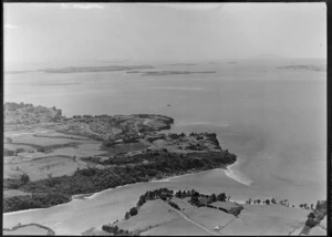 Cockle Bay and Shelly Park settlement with Sandspit Road, with Tamaki Strait and Hauraki Gulf Islands beyond, Howick, East Auckland