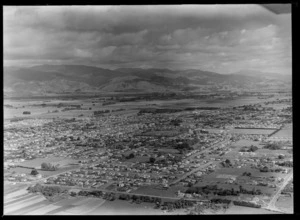 Levin township with Waiopehu College and Playford Park on Barthomew Road, with Liverpool Street in foreground, farmland and the Tararua Mountains beyond, Manawatu-Wanganui Region