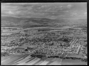 Levin township with Waiopehu College and Playford Park on Barthomew Road, with Liverpool Street in foreground, farmland and the Tararua Mountains beyond, Manawatu-Wanganui Region