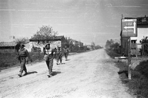 Kaye, George 1914- : NZ infantry entering the town of Lugo, Senio sector, Italy