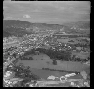 Trentham Primary School on Brentwood Street with Trentham Park and Fergusson Drive, looking south to Silverstream, Upper Hutt Valley, Wellington Region