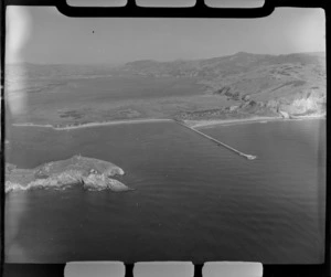 Taiaroa Head, top of Otago Peninsula with lighthouse foreground, and Aramoana coastal settlement with The Mole breakwater, Otago Harbour beyond