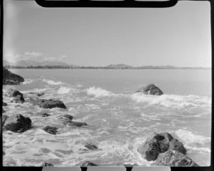 A bay on the Kaikoura Coastline looking north with inland mountains beyond, North Canterbury