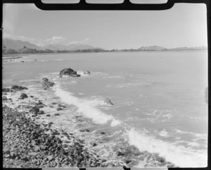 A bay on the Kaikoura Coastline looking north with inland mountains beyond, North Canterbury