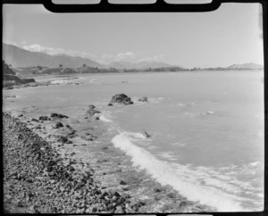 A bay on the Kaikoura Coastline looking north with inland mountains beyond, North Canterbury