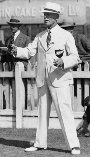 Dorrie Leslie starting an event at the 1932 Olympic Games in Los Angeles