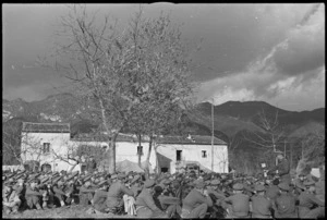 Brigadier Weir addressing a conference of New Zealand Divisional Artillery officers, Volturno Valley, Italy, World War II - Photograph taken by George Kaye