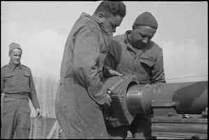 F T McClare and J H Anderson replacing the breech block of their 25 pounder in the Volturno Valley, Italy, World War II - Photograph taken by George Kaye