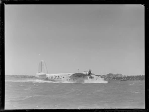 BOAC Hobart G-AGJL, a Short Hythe flying boat, taxiing in Auckland harbour