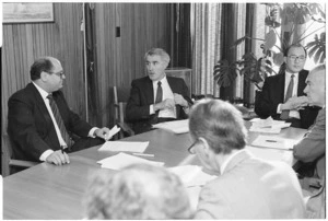 Foreign Minister Mike Moore and Prime Minister Geoffrey Palmer during a briefing on the Gulf crisis - Photograph taken by Ray Pigney