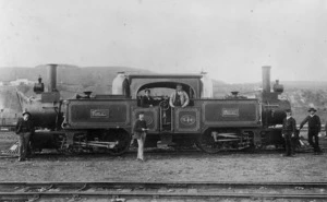 Wanganui E Class steam locomotive and railway workers