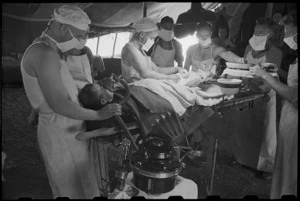 Demonstration of surgical team at 6 NZ Field Ambulance applying a Thomas splint in field theatre, Italy, World War II - Photograph taken by George Bull