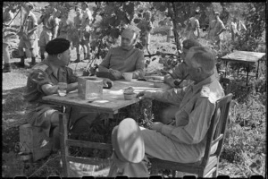 Peter Fraser meeting with New Zealand army officers during World War 2, Italy