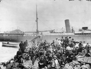 Muir and Moodie fl 1898-1916 (Photographers) : Passengers from the wreck of the Waikare, Dusky Sound