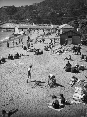 Pascoe, John Dobree, 1908-1972l : The beach at Days Bay, Wellington
