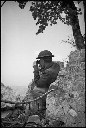 D P Gilroy gives verbal instructions from forward observation post to NZ Machine Gun platoon, Italy, World War II - Photograph taken by George Kaye