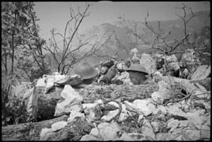 NZ machine gunners, P W Stevens and L S Jenkins, in forward area of 8th Army Front, Italy, World War II - Photograph taken by George Kaye