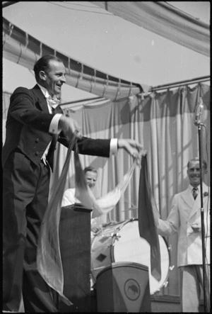 Magician Cecil Morris entertains at Kiwi Concert Party performance in Italy, World War II - Photograph taken by George Kaye