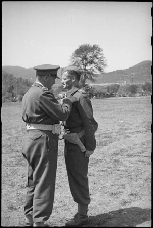 Lieutenant Colonel R R T Young, OC NZ Maori Battalion, presented with DSO by General Freyberg, Volturno Valley, Italy, World War II - Photograph taken by George Kaye