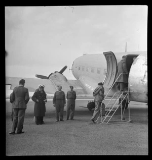 Group of unidentified airmen and passengers boarding a Douglas Dakota aeroplane, RNZAF Station, Whenuapai, Auckland