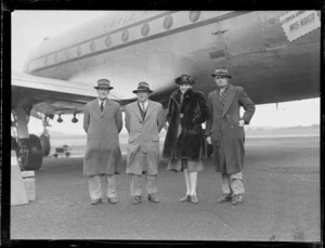 Group unidentified portrait of passengers disembarking a Pan American Airways Clipper Class passenger plane, Whenuapai Airfield, Auckland