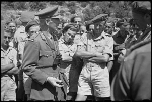 Lieutenant General Edward Puttick talks with New Zealand personnel in the Volturno Valley area, Italy, World War II - Photograph taken by George Bull