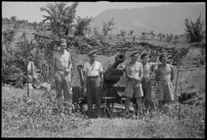 Gunners of the 29 Battery of 6 NZ Field Regiment in front of their gun near Sora, Italy, World War II - Photograph taken by George Kaye