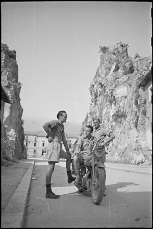 New Zealanders chatting in Sora, Italy, after its capture, World War II - Photograph taken by George Kaye