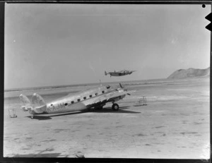Royal New Zealand Aero Club, passengers embarking, Palmerston North
