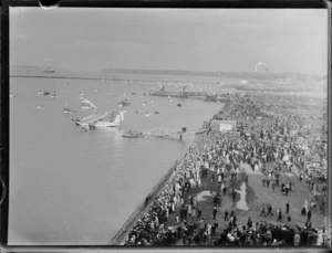 Crowds at Mechanics Bay, Auckland, for the arrival of Pan American Airways [survey?] Clipper, from Samoa