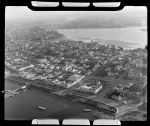The city of Tauranga with harbour area, Herres Park and The Strand in foreground, looking towards the central business district and South Tauranga beyond, Bay of Plenty Region