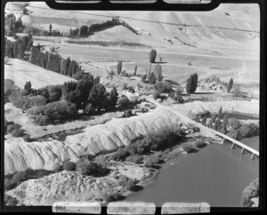 Lowburn, Central Otago District, showing houses and a bridge over the Clutha River