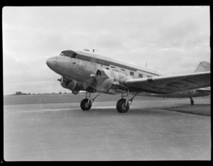 Aircraft ZK-AOI Douglas DC-3 'Dakota', taxiing at Harewood Aerodrome (Christchurch International Airport)