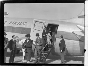 Unidentified 'personalities' [disembarking a demonstration flight?] on visiting British Vickers Viking passenger plane G-AJJN, [Paraparaumu Airfield, Wellington Region?]