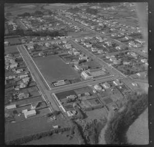 The town of Hawera and Glasgow Street and Hawera Primary School, with Tawhiti Road and Queen Park with lawn bowls grounds beyond, South Taranaki Region
