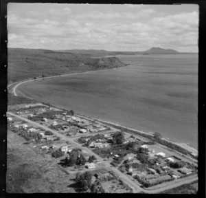Mission Bay on the eastern side of Lake Taupo, north of Oruatua, and Otaiatoa Street in the foreground with houses and batches