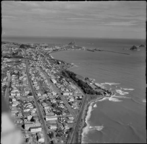 View over New Plymouth City to Port Taranaki and the Sugar Loaf Islands with Kawaroa Beach Park, Taranaki Region