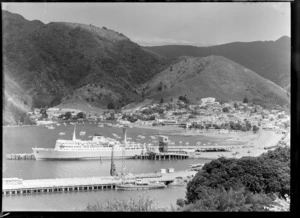 Picton harbour, including Aramoana ferry docked at wharves