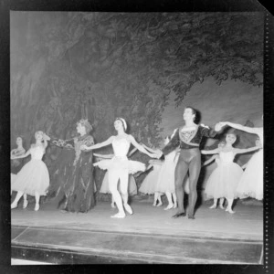 Dame Margot Fonteyn and dancers acknowledging applause