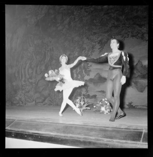 Dame Margot Fonteyn and dancers acknowledging applause