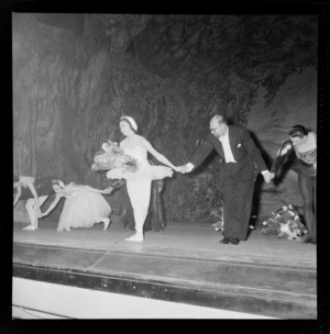 Dame Margot Fonteyn and dancers acknowledging applause